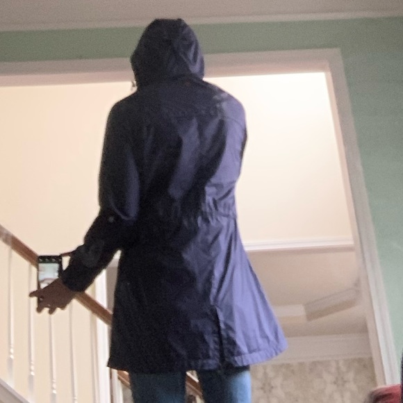 Navy women’s Peter Millar waterproof rain jacket - Picture 6 of 7